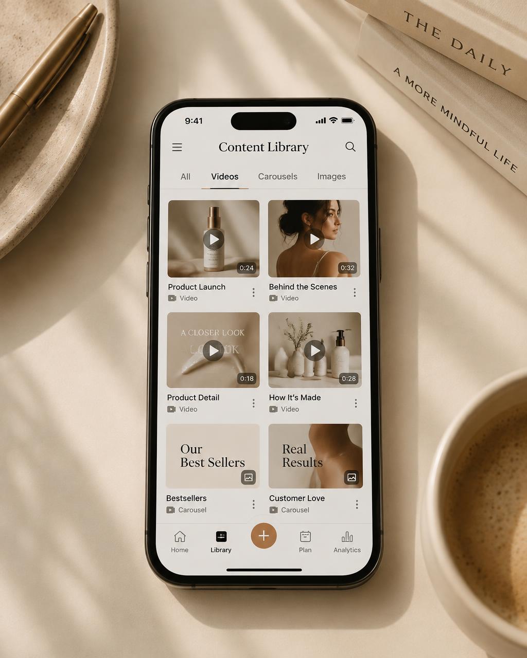 Celular exibindo a biblioteca de conteúdos do Packs que Vendem
